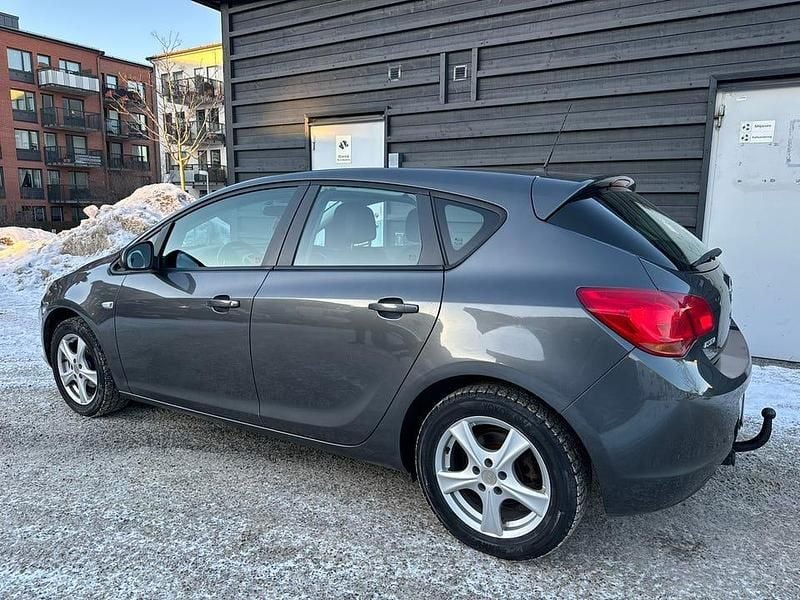 Begagnad Opel Astra Enjoy 115 HK (84 kW) 2011 Grey metallic Halvkombi