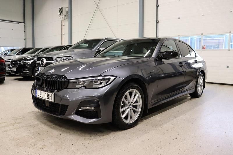 Grå Begagnad 2020 BMW 330e M Sport Sedan | 339 800 kr (Marknadspris) - Bild 1/4