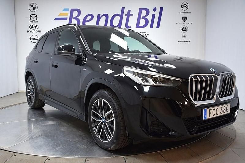 Black sapphire metallic Begagnad 2024 BMW X1 M Sport SUV | 529 500 kr (Marknadspris) - Bild 1/3