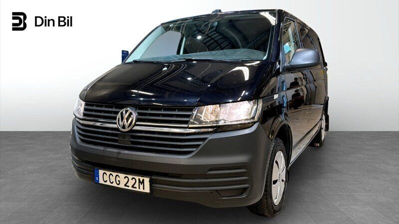 Svart (deep black pärleffekt) Begagnad 2022 VW T6.1 Comfortline Van | 309 900 kr (Bra pris) - Bild 1/4