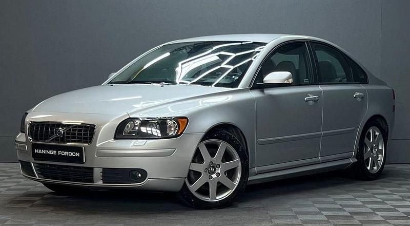 Ljusgrå (grå) Begagnad 2006 Volvo S40 Summum Sedan | 59 900 kr (Marknadspris) - Bild 1/4