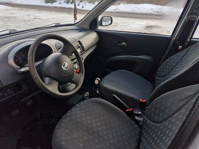 Begagnad Nissan Micra 65 HK (47 kW) 2005 Silver Halvkombi