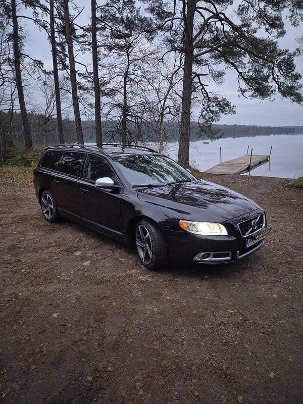Svart Begagnad 2013 Volvo V70 R-Design Kombi | 93 000 kr (Marknadspris) - Bild 1/2