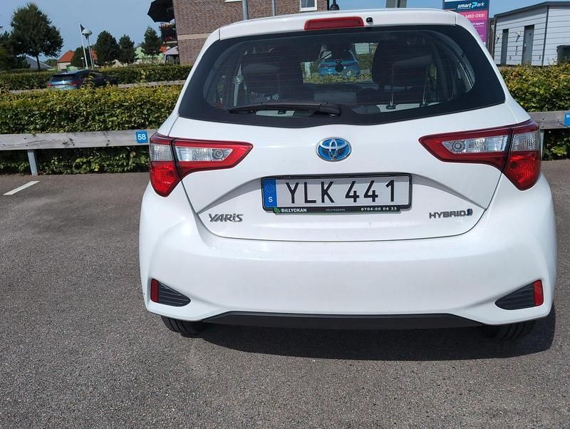 Vit Begagnad 2018 Toyota Yaris Hybrid Active Halvkombi | 149 900 kr (Marknadspris) - Bild 1/4