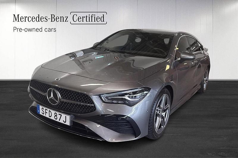 Mörkgrå Begagnad 2024 Mercedes CLA200 Shooting Brake AMG Kombi | 379 000 kr (Marknadspris) - Bild 1/4