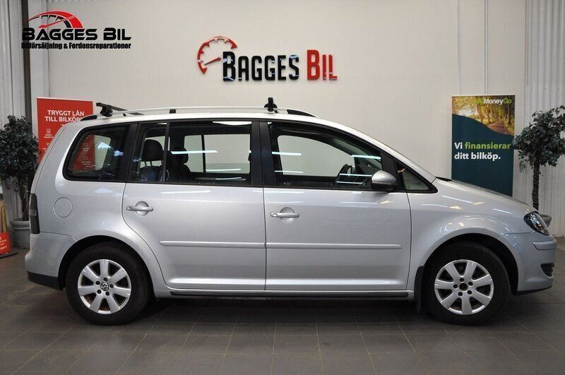 Silver Begagnad 2010 VW Touran Minibuss | 42 900 kr (Bra pris) - Bild 1/4