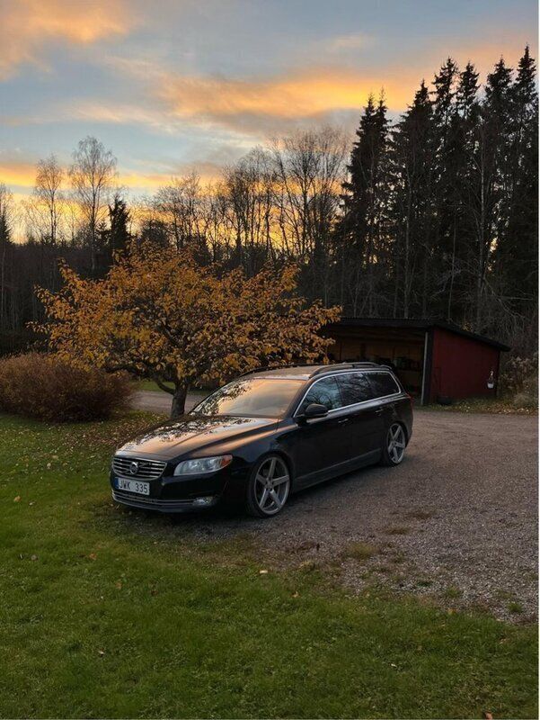 Svart Begagnad 2012 Volvo V70 Kombi | 68 000 kr (Lite dyr) - Bild 1/4