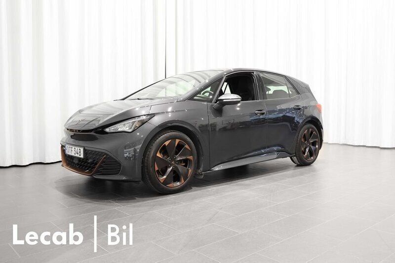Mörkgrå (quasar grey metallic) Begagnad 2022 Cupra Born Halvkombi | 239 500 kr (Marknadspris) - Bild 1/4