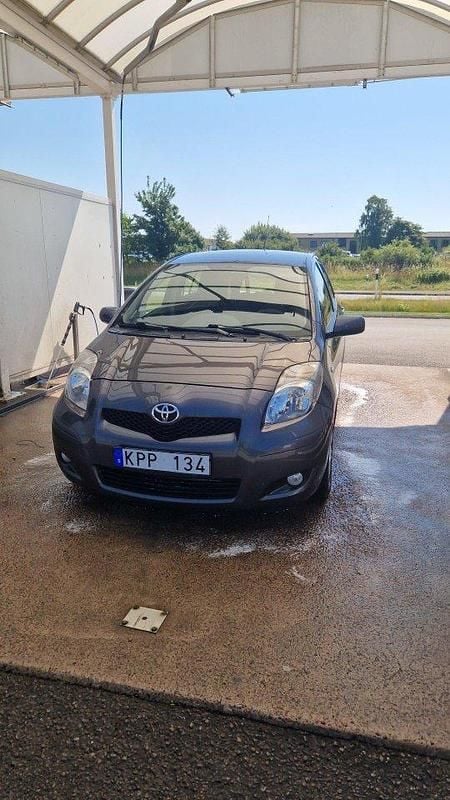 Grå Begagnad 2010 Toyota Yaris Halvkombi | 64 000 kr (Marknadspris) - Bild 1/4