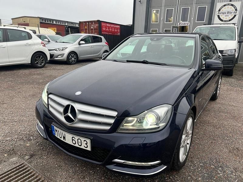 Mörkblå Begagnad 2012 Mercedes C220 Avantgarde Sedan | 108 800 kr (Marknadspris) - Bild 1/4