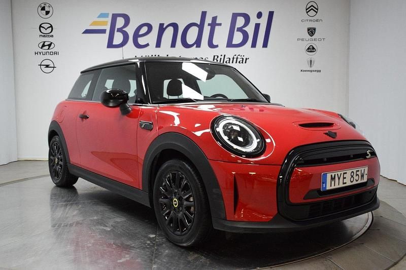 Röd Begagnad 2023 Mini Cooper SE Essential Halvkombi | 234 500 kr (Marknadspris) - Bild 1/3