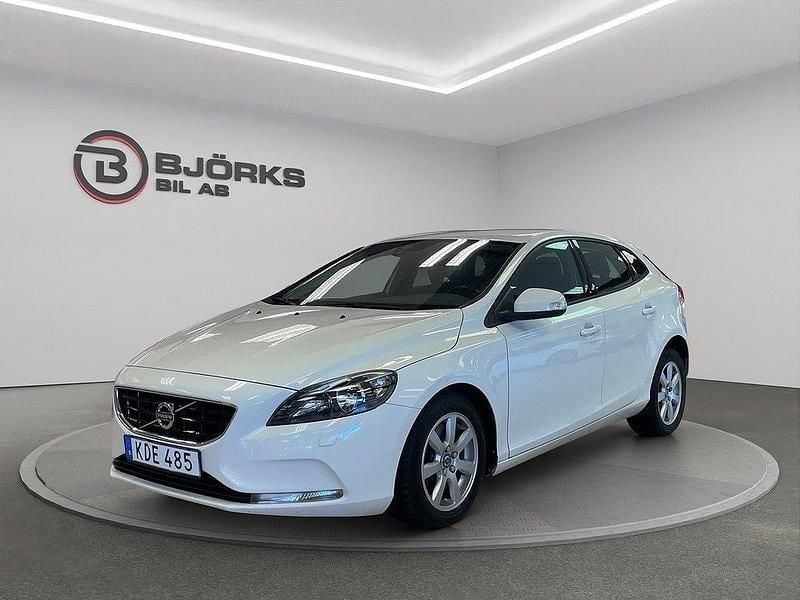 Vit Begagnad 2016 Volvo V40 Kinetic Kombi | 109 500 kr (Marknadspris) - Bild 1/4