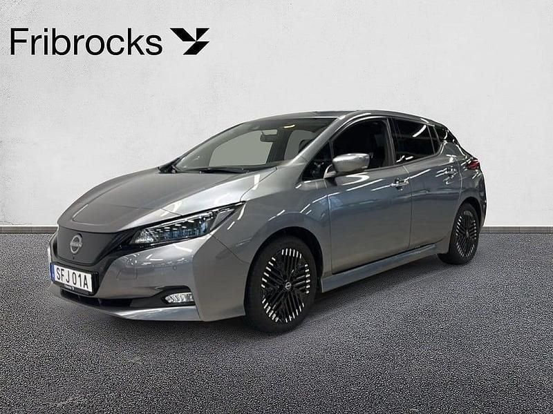 Begagnad Nissan Leaf N-Connecta 110 kW (150 HK) 2022 Grå Halvkombi