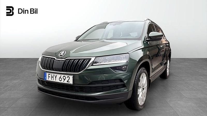 Grön (emerald green metallic) Begagnad 2018 Skoda Karoq Style SUV | 209 900 kr (Marknadspris) - Bild 1/4