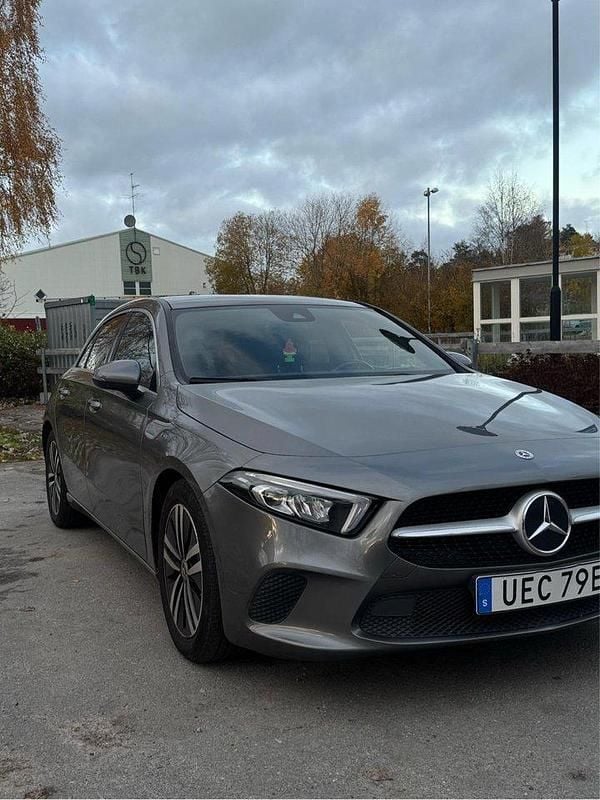 Grå Begagnad 2021 Mercedes A180 Halvkombi | 239 000 kr (Marknadspris) - Bild 1/4
