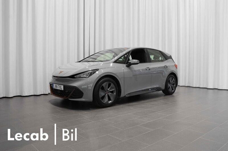 Ljusgrå (vapor grey) Begagnad 2022 Cupra Born Halvkombi | 269 500 kr (Marknadspris) - Bild 1/4