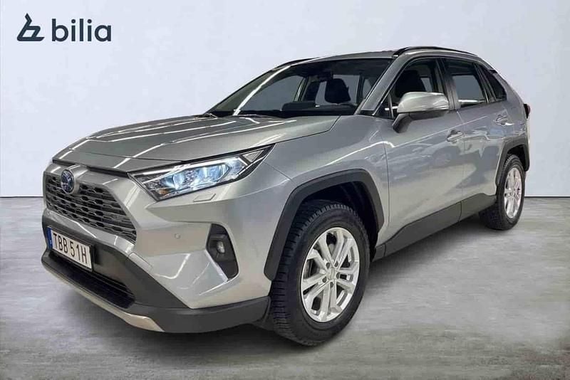 Silver Begagnad 2024 Toyota RAV4 Hybrid Active SUV | 384 900 kr (Superpris) - Bild 1/1