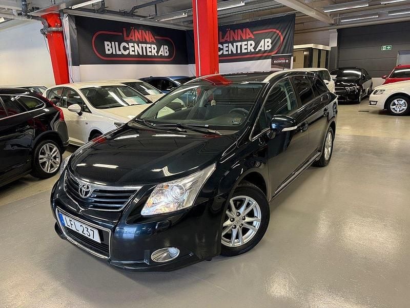 Mörkblå Begagnad 2010 Toyota Avensis Kombi | 69 900 kr (Marknadspris) - Bild 1/4