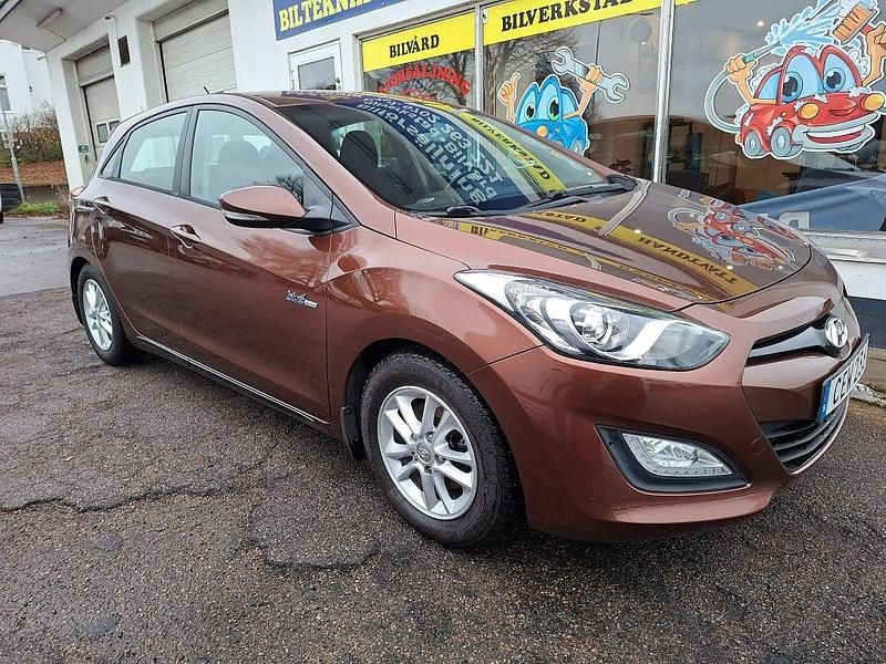 Brun Begagnad 2012 Hyundai i30 Halvkombi | 68 500 kr (Marknadspris) - Bild 1/4