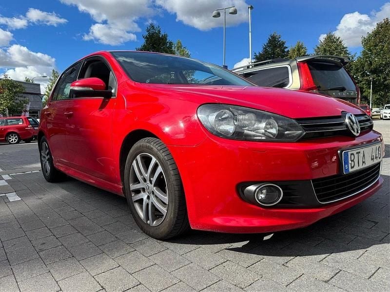 Röd Begagnad 2012 VW Golf VII Halvkombi | 62 500 kr (Marknadspris) - Bild 1/4