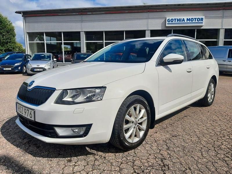 Vit Begagnad 2016 Skoda Octavia Ambition Kombi | 98 900 kr (Marknadspris) - Bild 1/4