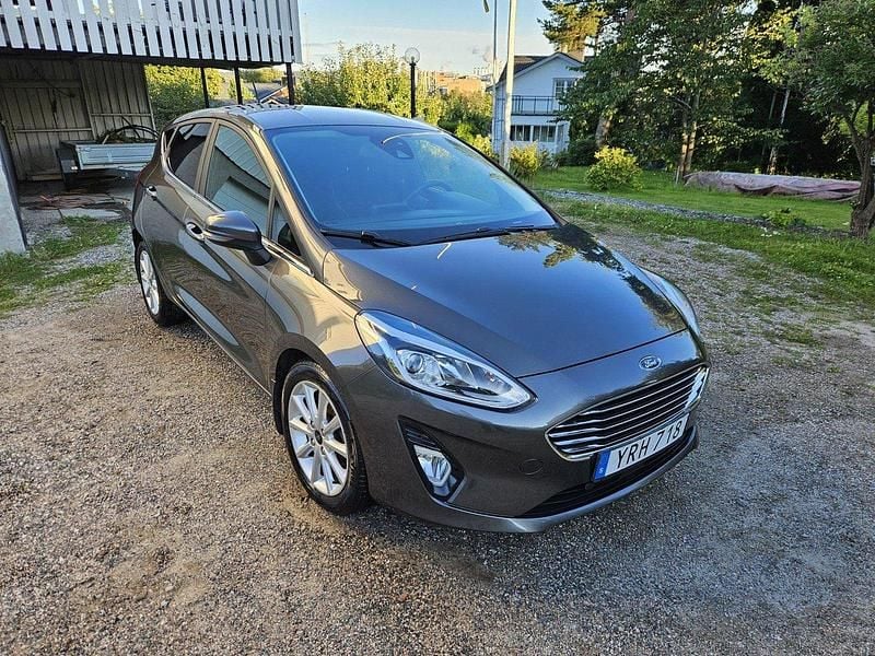 Grå Begagnad 2019 Ford Fiesta Titanium Halvkombi | 104 500 kr (Bra pris) - Bild 1/4