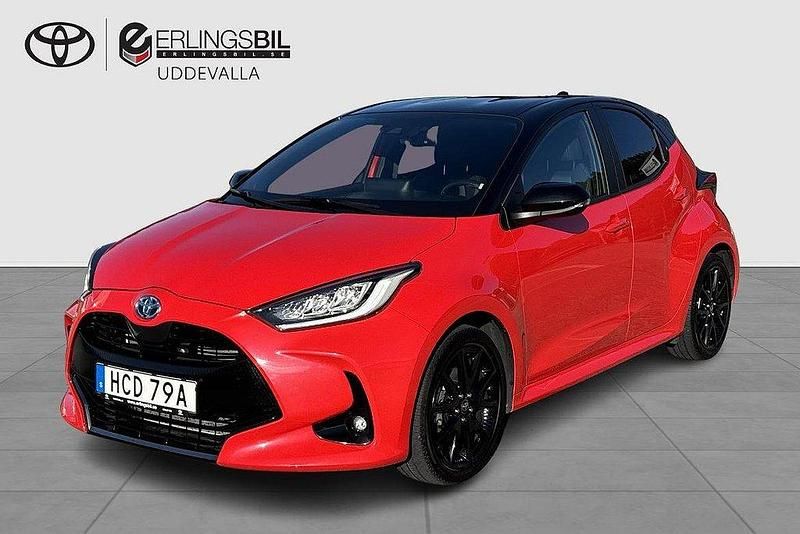 Röd Begagnad 2023 Toyota Yaris Hybrid Style Halvkombi | 249 900 kr (Marknadspris) - Bild 1/3