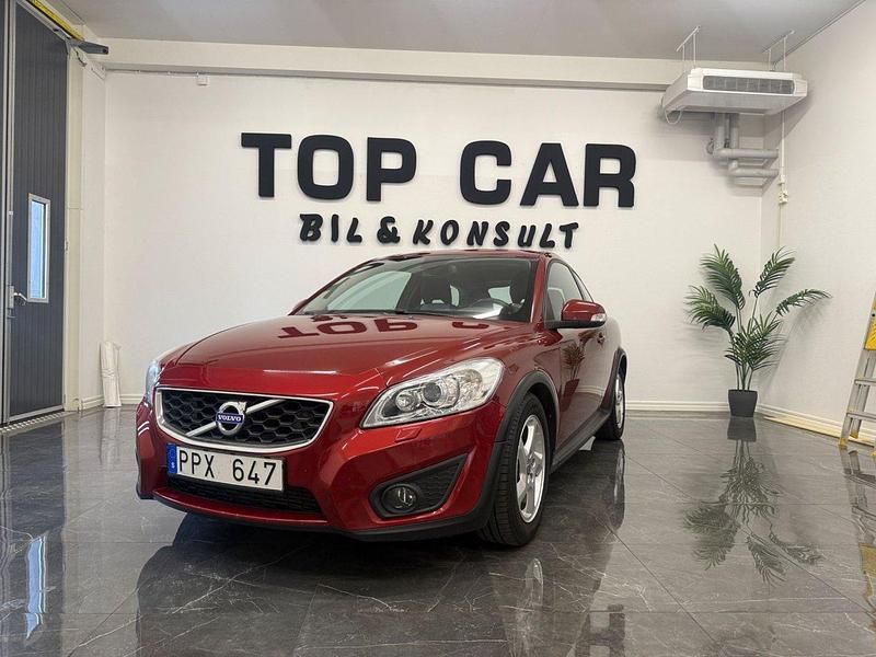 Röd Begagnad 2011 Volvo C30 Momentum Halvkombi | 59 900 kr (Marknadspris) - Bild 1/4
