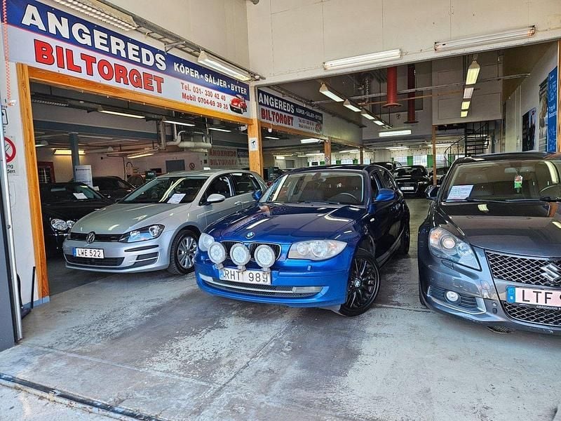 Blå Begagnad 2011 BMW 118 Comfort Edition Halvkombi | 59 999 kr (Marknadspris) - Bild 1/4