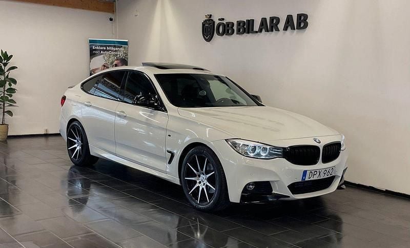 Vit Begagnad 2015 BMW 320 Gran Turismo M Sport Halvkombi | 179 900 kr (Lite dyr) - Bild 1/4