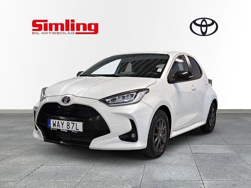 Silver Begagnad 2023 Toyota Yaris Hybrid Style Halvkombi | 279 900 kr (Lite dyr) - Bild 1/4