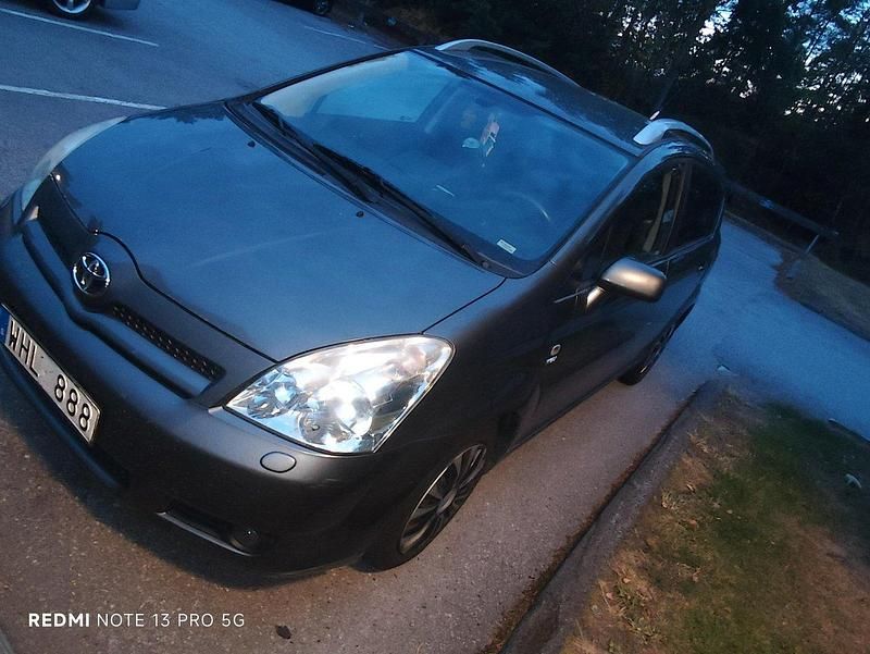 Grå Begagnad 2004 Toyota Corolla Verso Minibuss | 34 900 kr (Marknadspris) - Bild 1/4