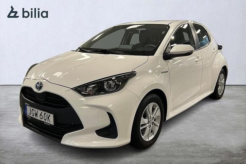 Vit Begagnad 2021 Toyota Yaris Hybrid Active Halvkombi | 209 800 kr (Marknadspris) - Bild 1/3