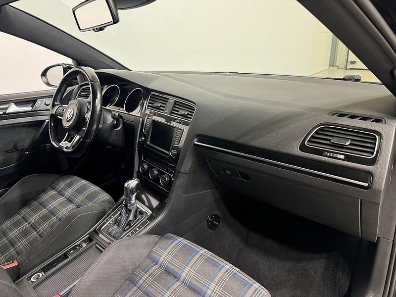 Begagnad VW Golf VII GTE 204 HK (150 kW) 2016 Svart Halvkombi