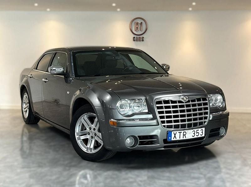 Grå Begagnad 2006 Chrysler 300C Sedan | 59 900 kr (Marknadspris) - Bild 1/4
