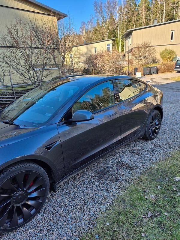 Begagnad Tesla Model 3 Performance 377 kW (513 HK) 2023 Midnight silver metallic Sedan