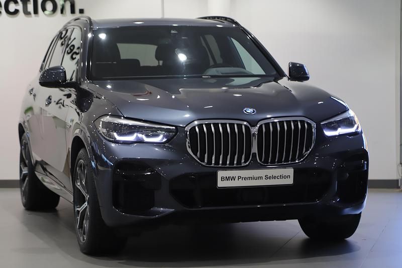 Grå Begagnad 2021 BMW X5 iPerformance SUV | 589 000 kr (Marknadspris) - Bild 1/3