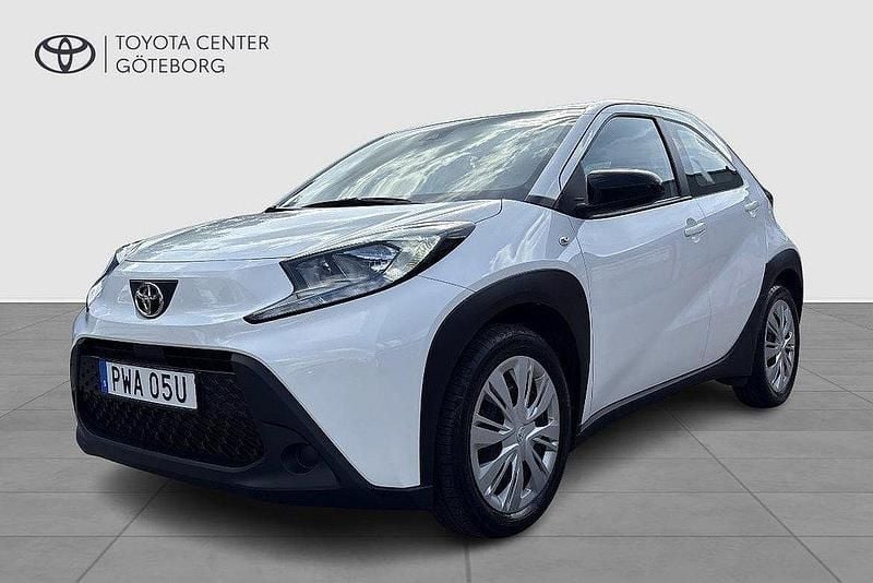 Vit Begagnad 2022 Toyota Aygo Play Halvkombi | 154 900 kr (Marknadspris) - Bild 1/3