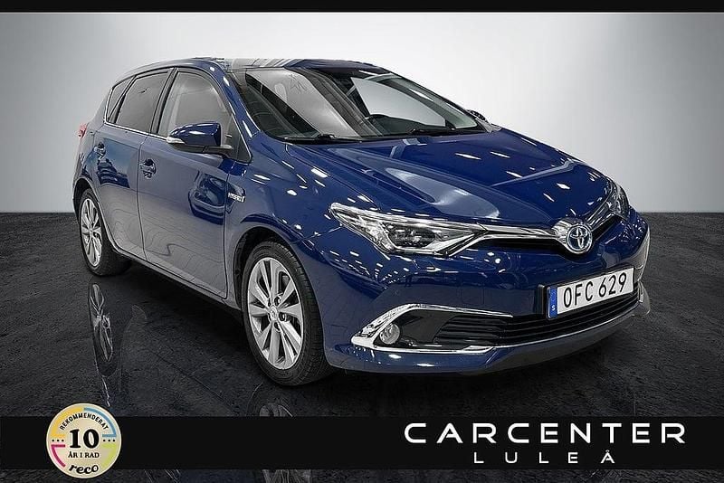 Mörkblå Begagnad 2016 Toyota Auris Hybrid Executive Halvkombi | 169 900 kr (Marknadspris) - Bild 1/4