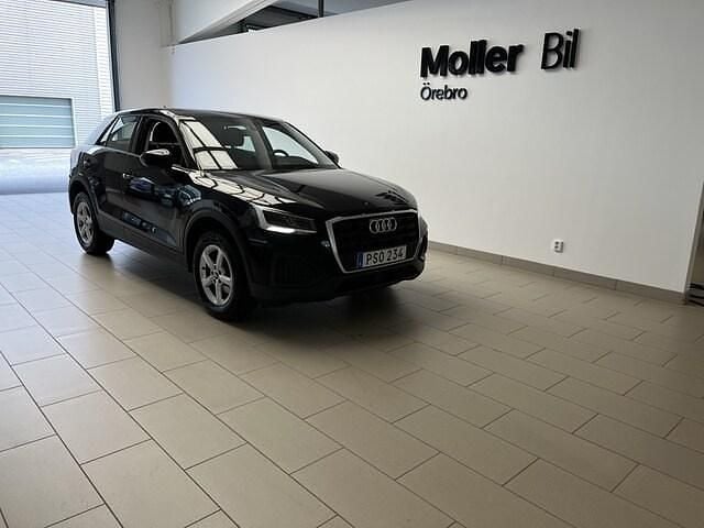 Svart (brilliantsvart) Begagnad 2022 Audi Q2 Proline SUV | 199 000 kr (Marknadspris) - Bild 1/4