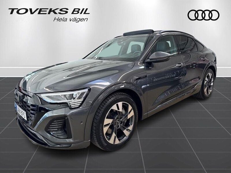 Grå Begagnad 2023 Audi Q8 Sportback e-tron S-Line SUV | 849 800 kr - Bild 1/4
