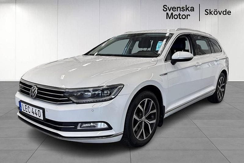 Vit Begagnad 2015 VW Passat Executive Kombi | 168 200 kr (Marknadspris) - Bild 1/4