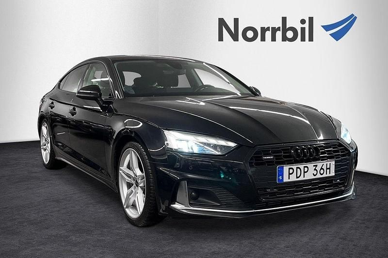 Svart Begagnad 2021 Audi A5 Sportback Advanced Halvkombi | 329 900 kr (Marknadspris) - Bild 1/4