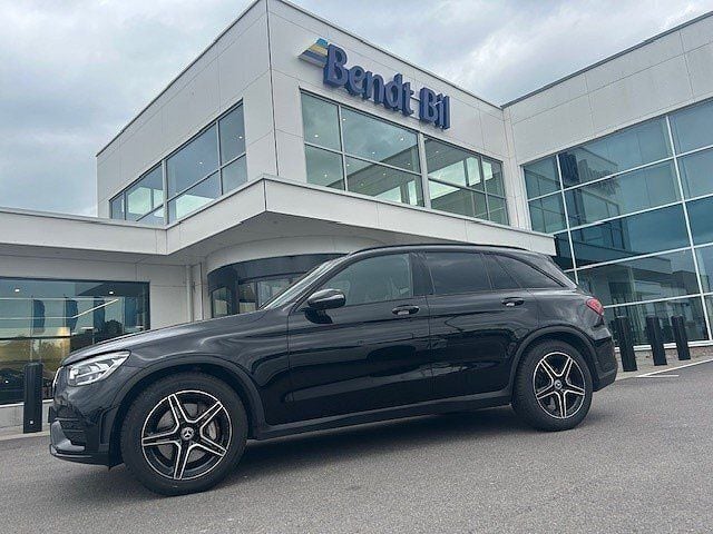 Svart Begagnad 2020 Mercedes GLC200 AMG line SUV | 413 800 kr (Superpris) - Bild 1/4