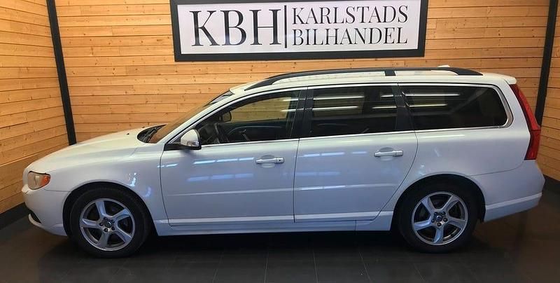 Vit Begagnad 2011 Volvo V70 Momentum Kombi | 69 900 kr (Marknadspris) - Bild 1/4