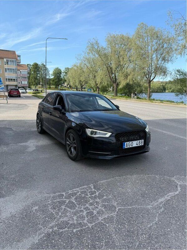 Svart Begagnad 2014 Audi A3 Sportback Attraction Halvkombi | 104 900 kr (Marknadspris) - Bild 1/4