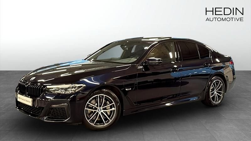 Svart (black) Begagnad 2022 BMW 530e M Sport Sedan | 438 700 kr (Marknadspris) - Bild 1/4