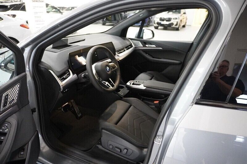 Begagnad BMW 230e Active Tourer Comfort Edition 327 HK (240 kW) 2023 Grå/silver Minibuss
