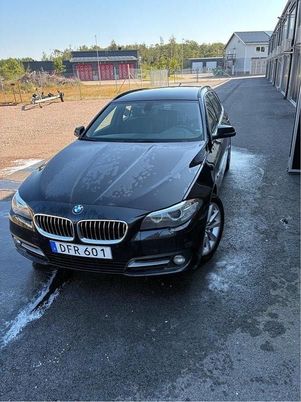 Svart Begagnad 2016 BMW 520 Kombi | 117 000 kr (Superpris) - Bild 1/4