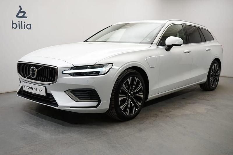 Vit Begagnad 2023 Volvo V60 Core Kombi | 379 900 kr (Bra pris) - Bild 1/3